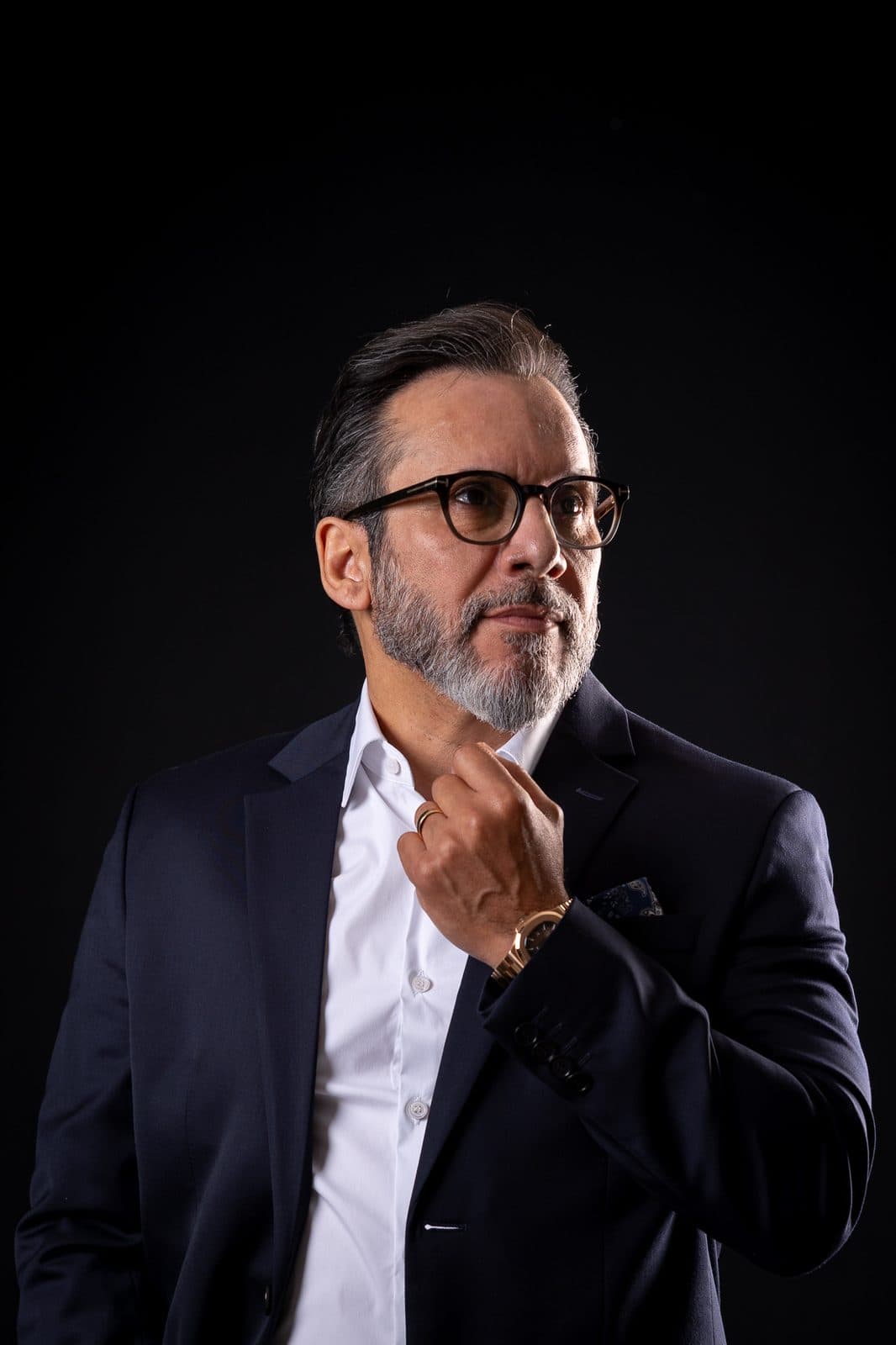 Gérson Rodrigues de terno azul-marinho, olhando para o lado, pensativo